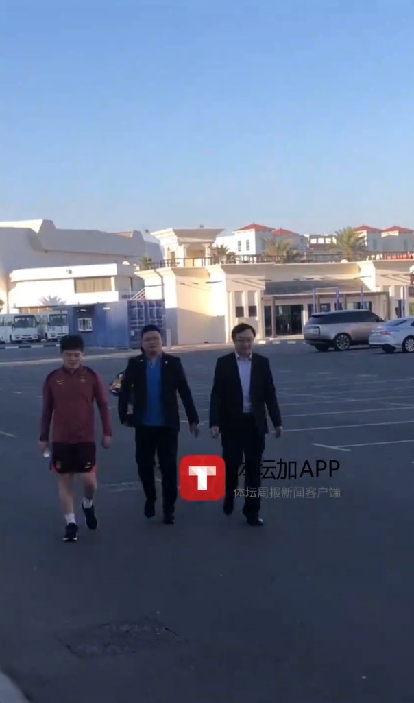 马德兴：迪拜领事馆官员来到训练场地看望国足