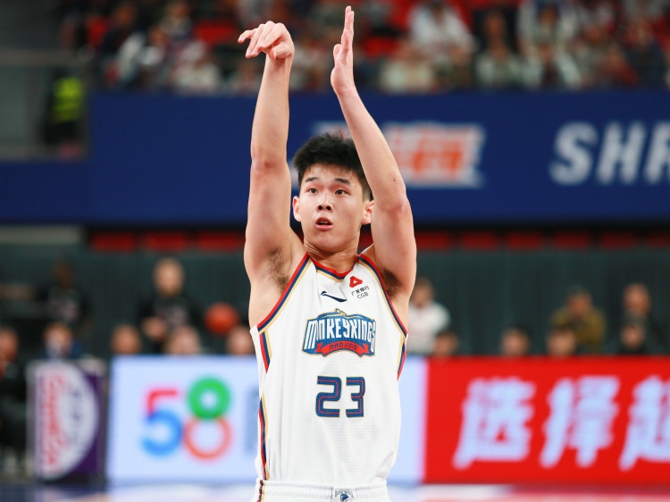 状态可以！林葳半场8中5拿到13分1板1助